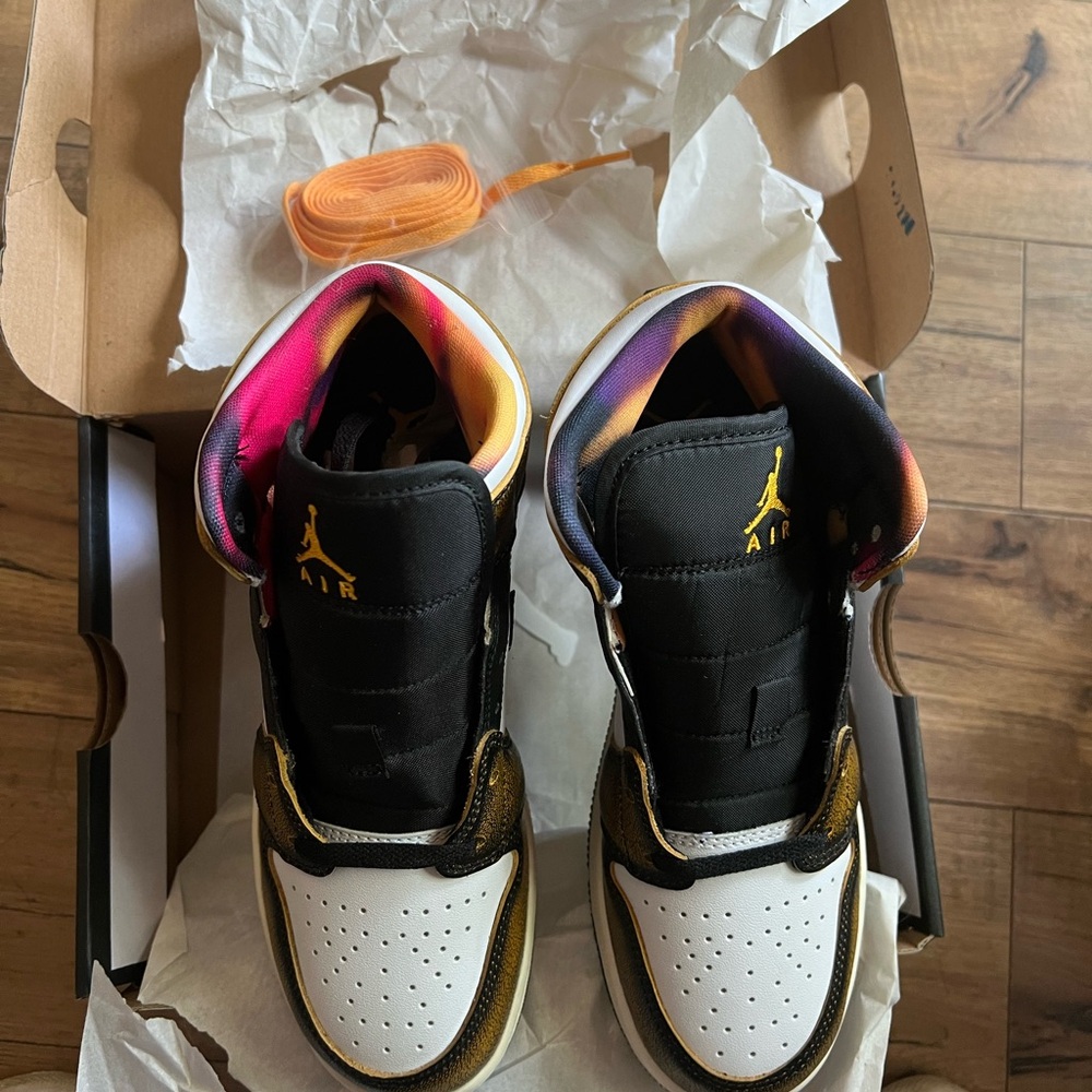 Jordan Air 1 Mid SE (GS) Black, Gold and White